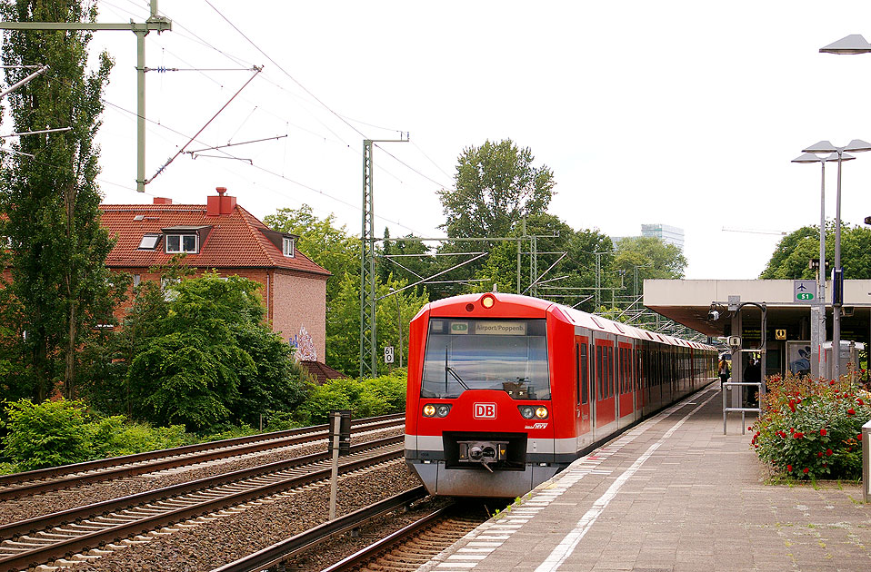 Eine S-Bahn der Baureihe 474 im Bahnhof Landwehr in Hamburg