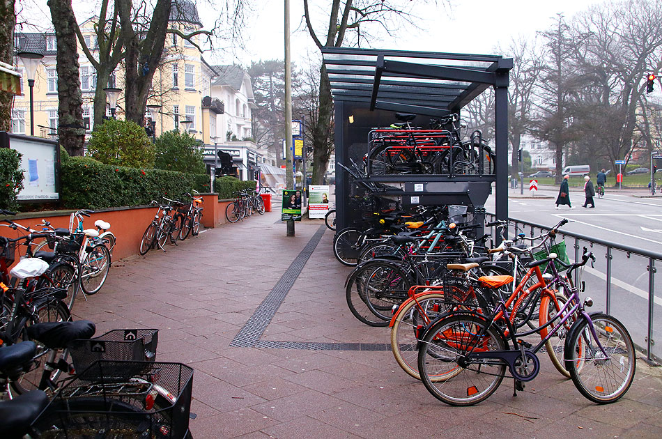 Fahrradständer am Bahnhof Othmarschen in den Elbvororten in Hamburg