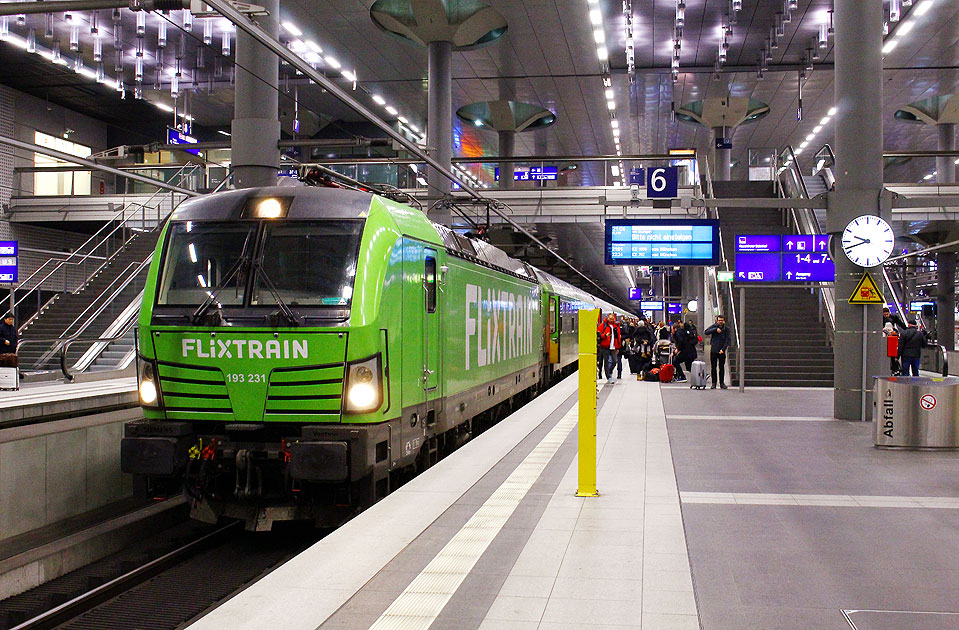Ein Flixtrain aus Stuttgart Hbf in Berlin Hbf mit einer Vectron Lok der Baureihe 193