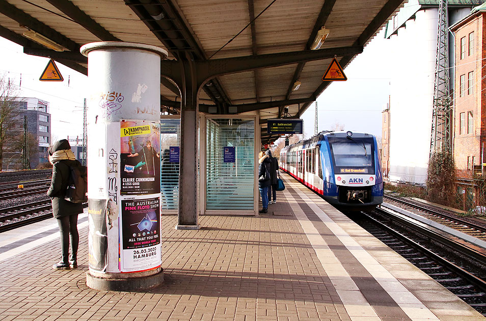 Ein AKN Lint im Bahnhof Hamburg-Eidelstedt