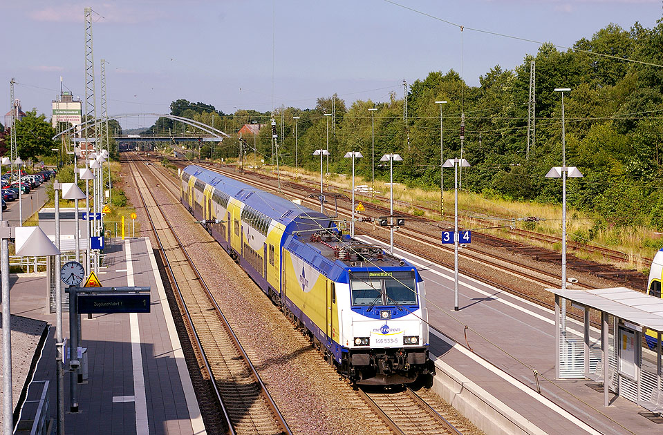 Ein Metronom Zug im Bahnhof Tostedt