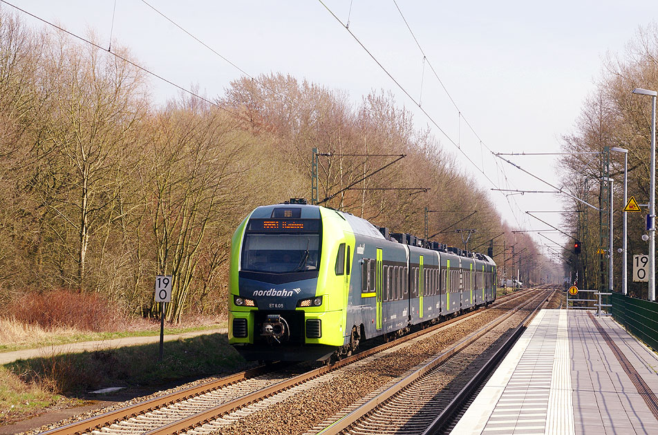 Nordbahn Flirt Triebwagen im Bahnhof Prisdorf