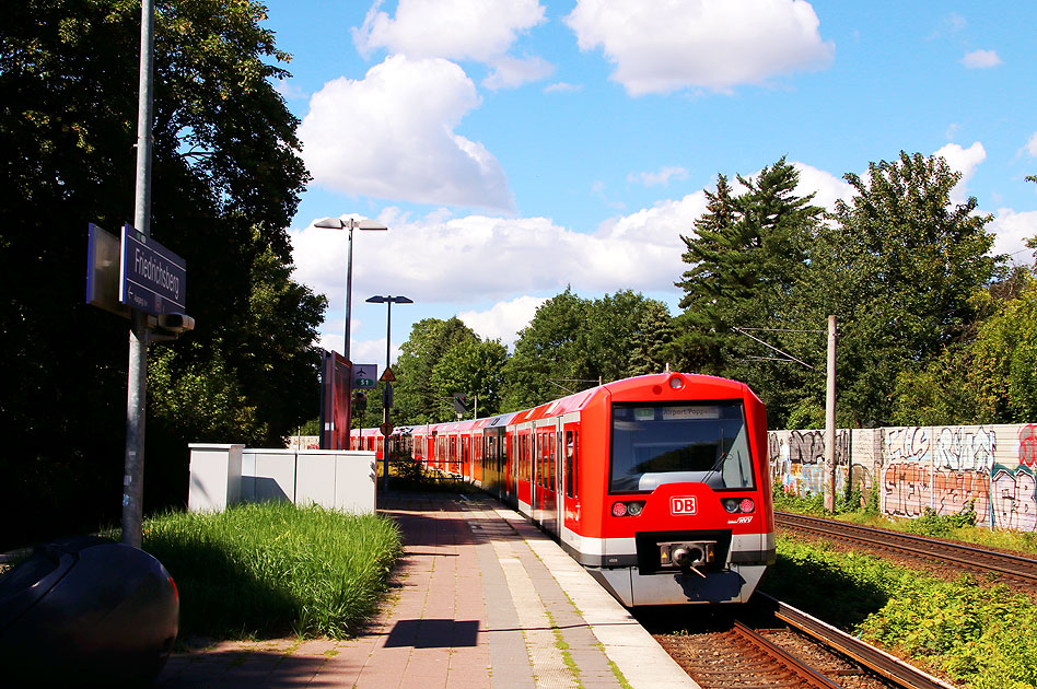 Eine S-Bahn der Baureihe 474 im Bahnhof Friedrichsberg
