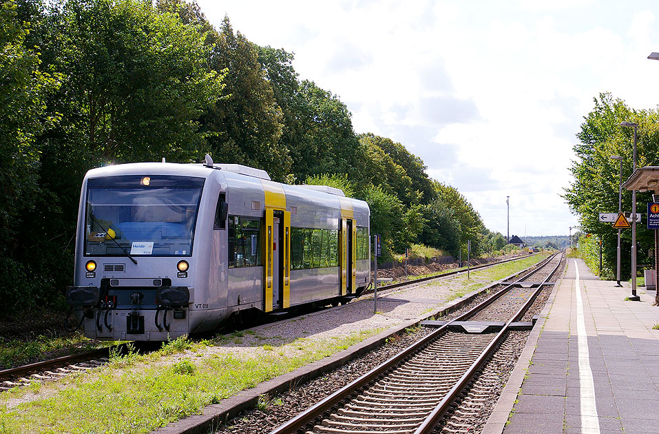 Der Bahnhof Meldorf an der Marschbahn mit einem Stadler Regio Shuttle der Nord-Ostsee-Bahn NOB