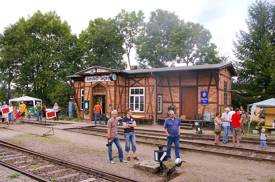 Das Bahnhofsgebäude vom Bahnhof Almstedt-Segeste
