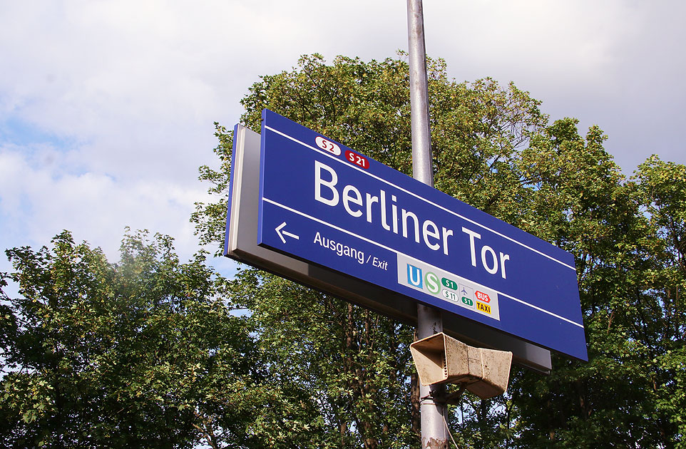 Ein Bahnhofsschild im Bahnhof Berliner Tor der Hamburger S-Bahn auf dem Bahnsteig der S21