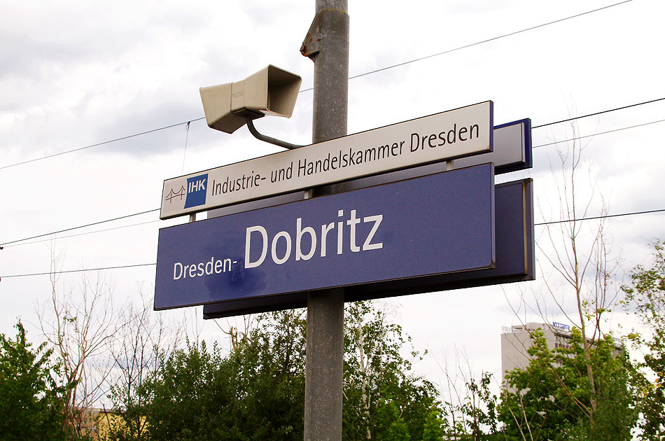 Bahnhofsschild vom Bahnhof Dresden Dobritz