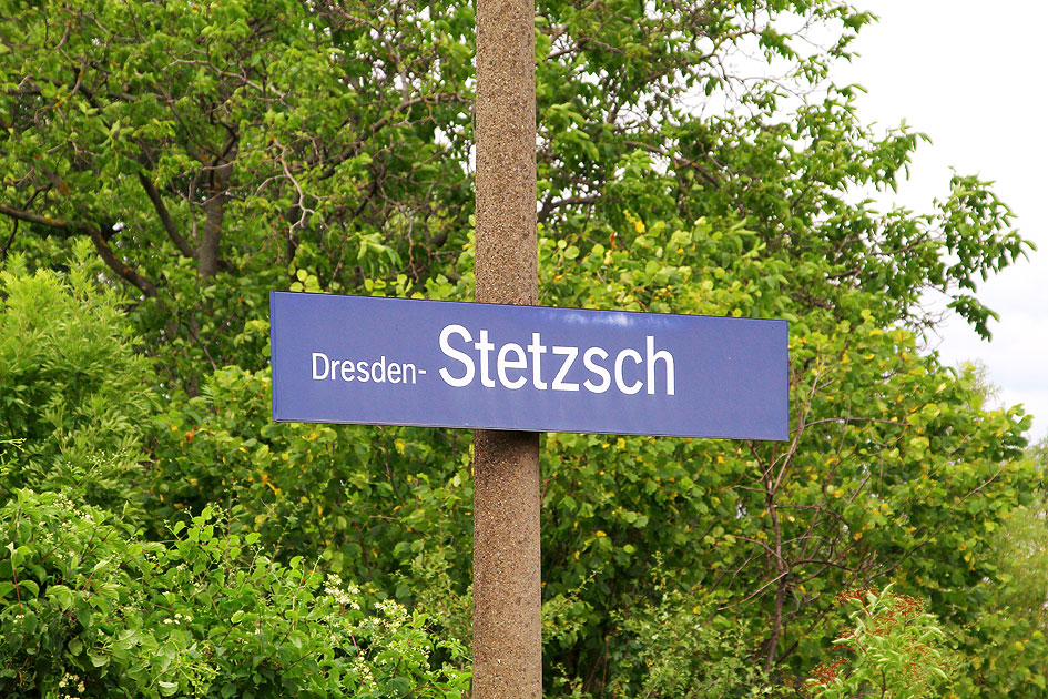 Ein Bahnhofsschild vom Bahnhof Dresden-Stetzsch