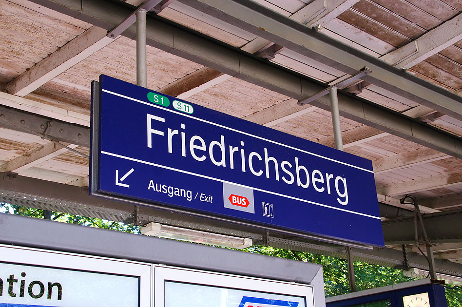 Ein Bahnhofsschild im Bahnhof Friedrichsberg der Hamburger S-Bahn