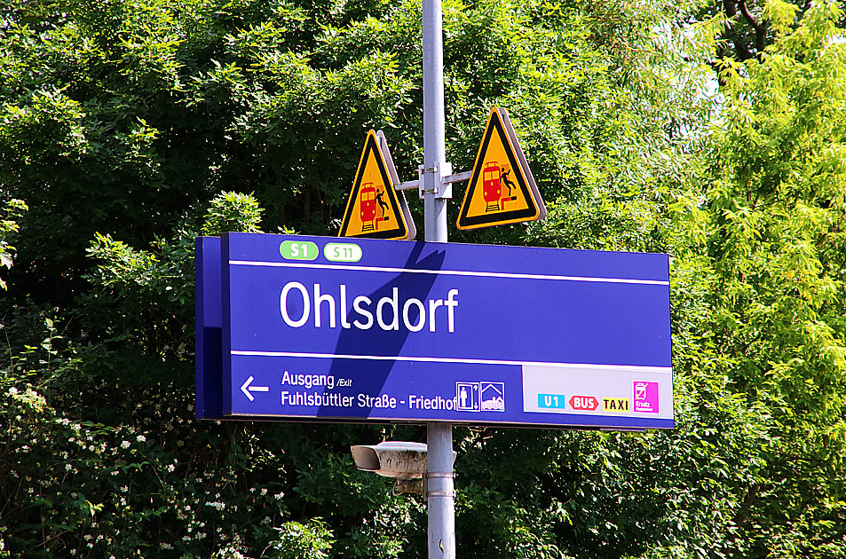 Ein Bahnhofsschild vom Bahnhof Hamburg-Ohlsdorf