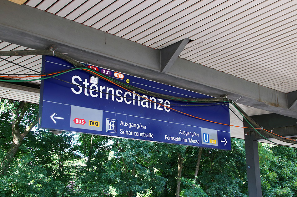 Ein Bahnhofsschild vom Bahnhof Sternschanze der Hamburger S-Bahn