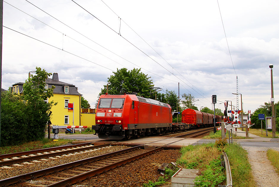Eine Lok der Baureihe 185 mit einem Güterzug im Bahnhof Dresden-Stetzsch