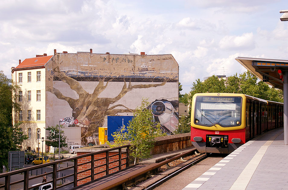 Der Bahnhof Tiergarten an der Stadtbahn in Berlin - die S-Bahn