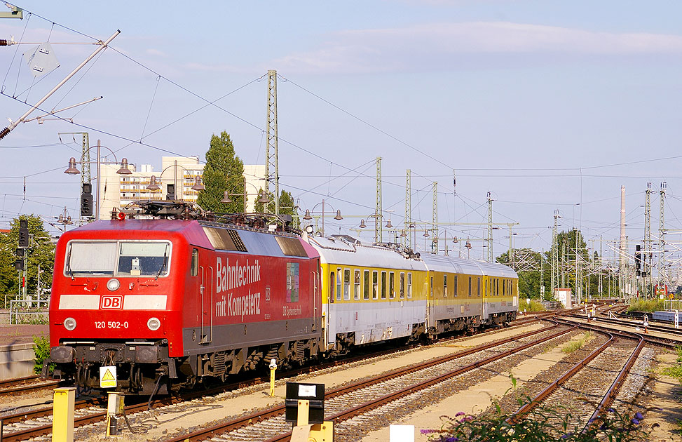 Die 120 502-0 in Dresden Hbf mit einem Meßzug - Eine Lok der Baureihe 120