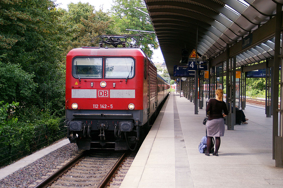 Eine Lok der Baureihe 112 mit einem Schlex im Bahnhof Hamburg Dammtor