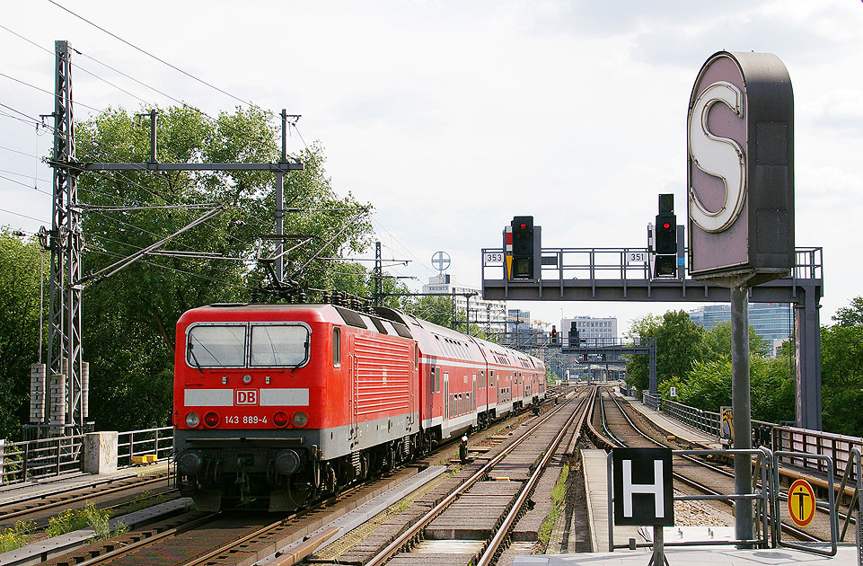 DB Baureihe 143 am Bahnhof Tiergarten in Berlin