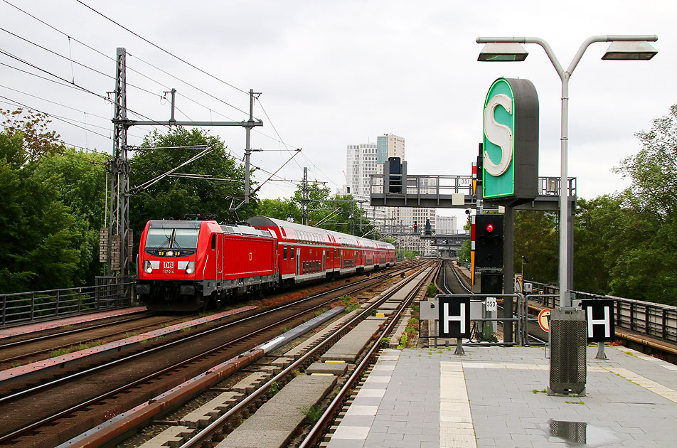 Eine Lok der Baureihe 147 auf der Berliner Stadtbahn am Bahnhof Tiergarten