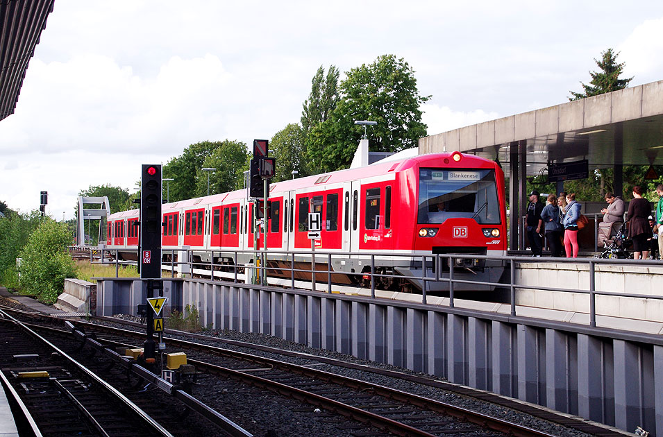 S-Bahn im Bahnhof Hamburg-Ohlsdorf