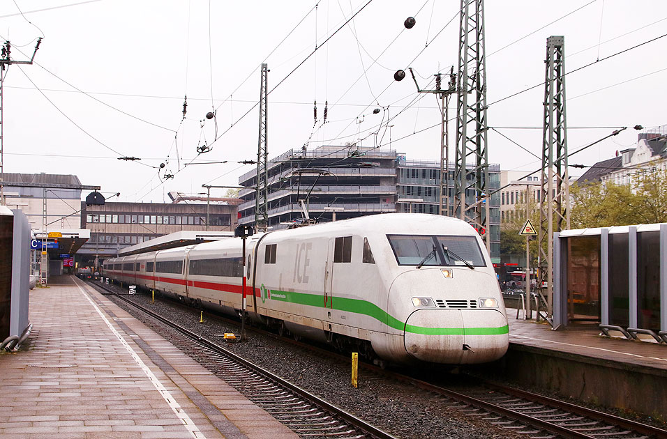 Ein ICE 2 der Baureihe 402 im Bahnhof Hamburg-Altona