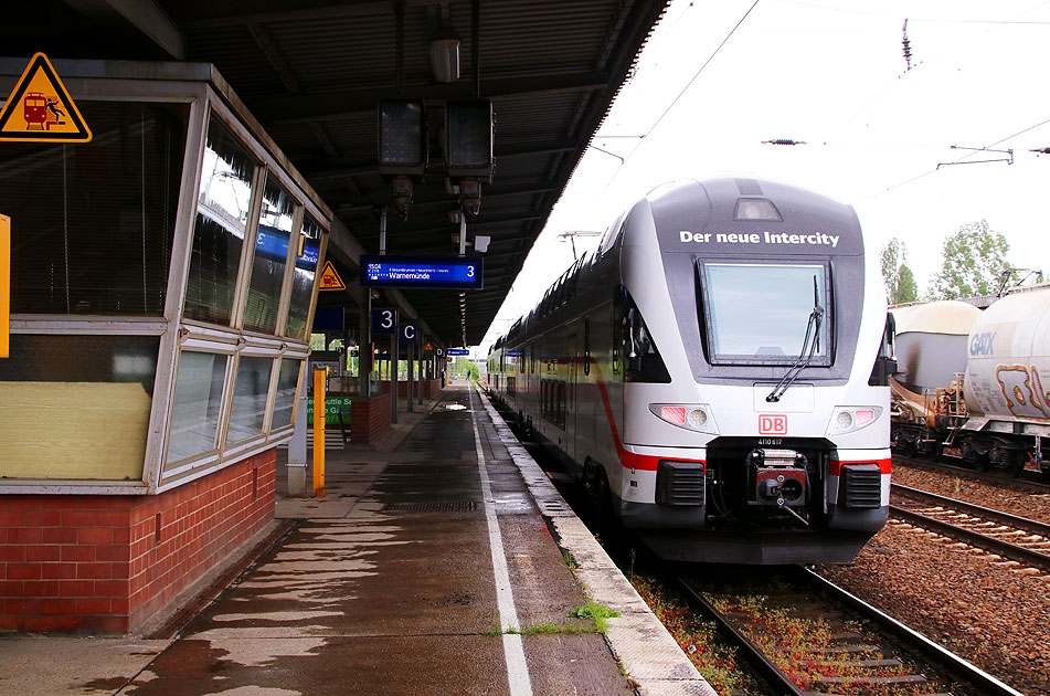 Ein IC2-Triebwagen der Baureihe 4110 im Bahnhof Berlin Schönefeld Flughafen