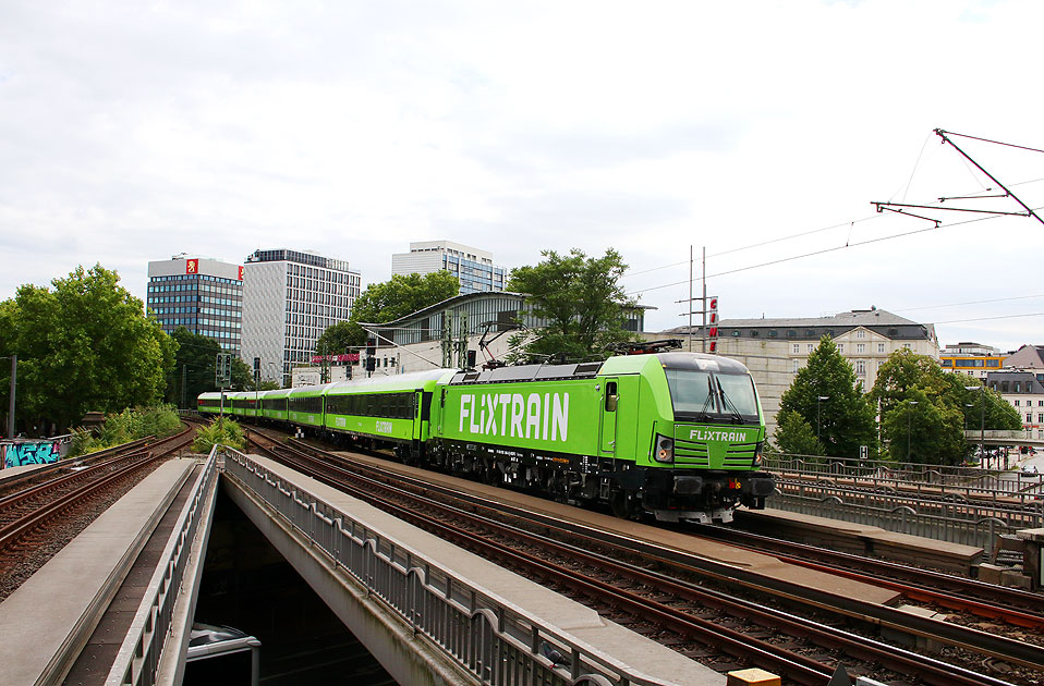 Der Flixtrain von IGE im Bahnhof Hamburg Dammtor