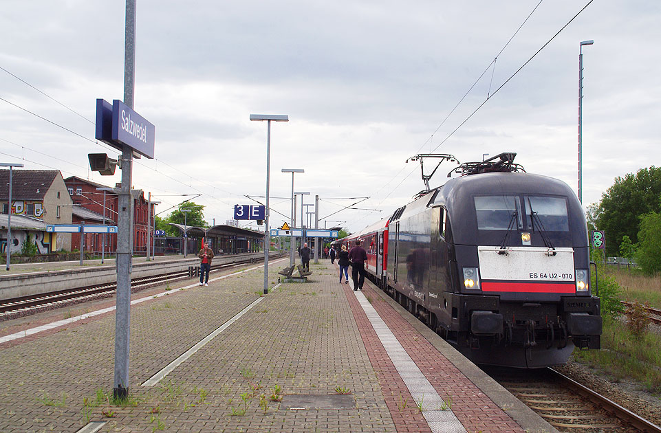 Eine Taurus Lok mit dem IREvon Hamburg nach Berlin im Bahnhof Salzwedel