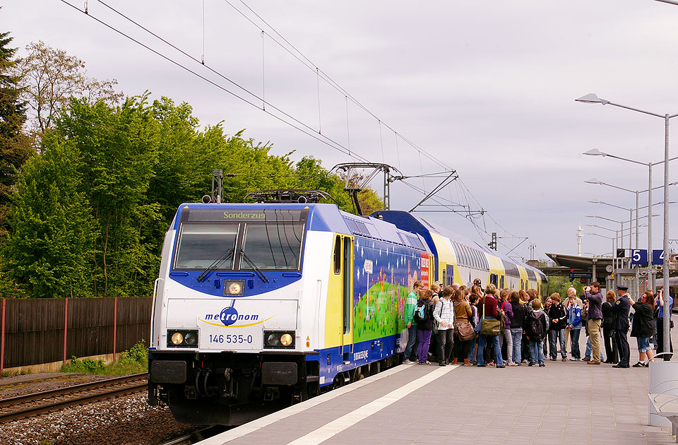 Ein Metronom mit der Rizzi-Lok beim Halt in Rotenburg an der Wümme