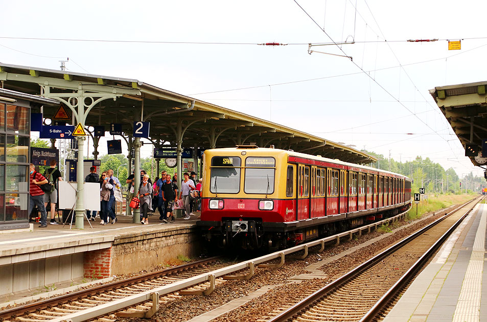 Eine S-Bahn der Baureihe 485 im Bahnhof Königs-Wusterhausen