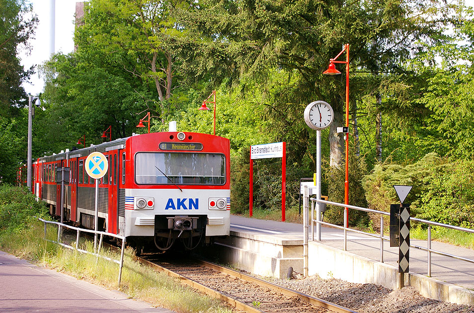 Zwei AKN VT2E im Bahnhof Bad Bramstedt Kurhaus