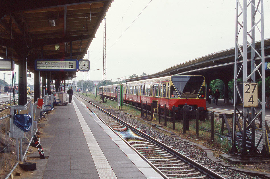 Der Bahnhof Oranienburg mit einer S-Bahn der Baureihe 480