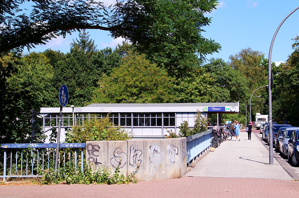 Der Eingang Gudrunstraße vom Bahnhof Hamburg-Rissen an der S1