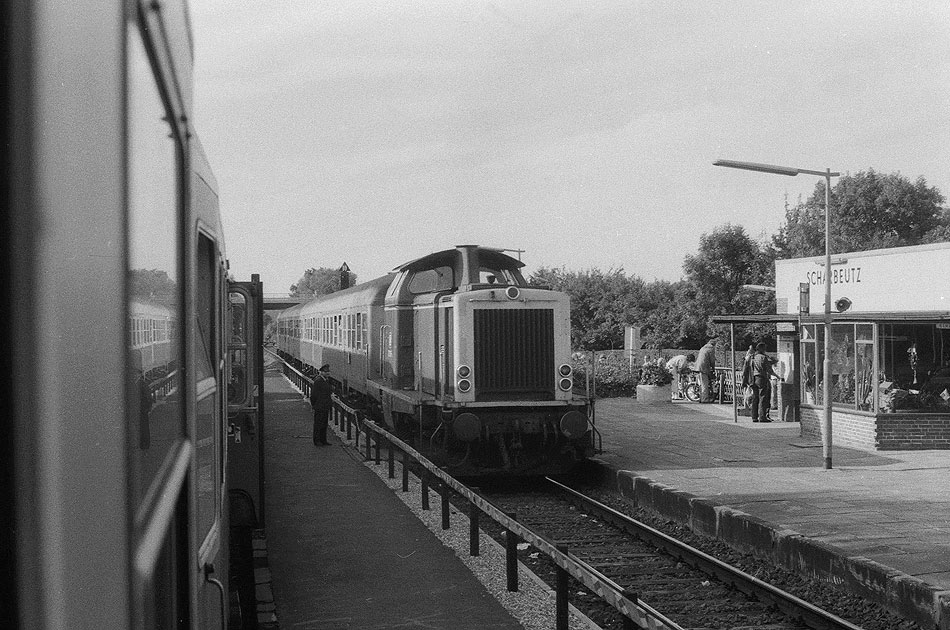 Eine Lok der Baureihe 212 im Bahnhof Scharbeutz