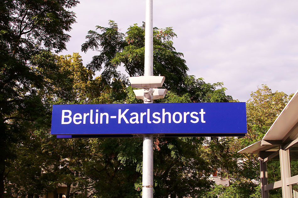 Ein Bahnhofsschild vom Bahnhof Berlin-Karlshorst