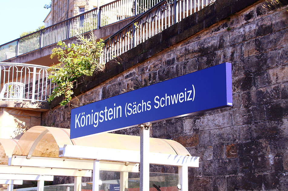 Ein Bahnhofsschild vom Bahnhof Königstein (Sächsische Schweiz).