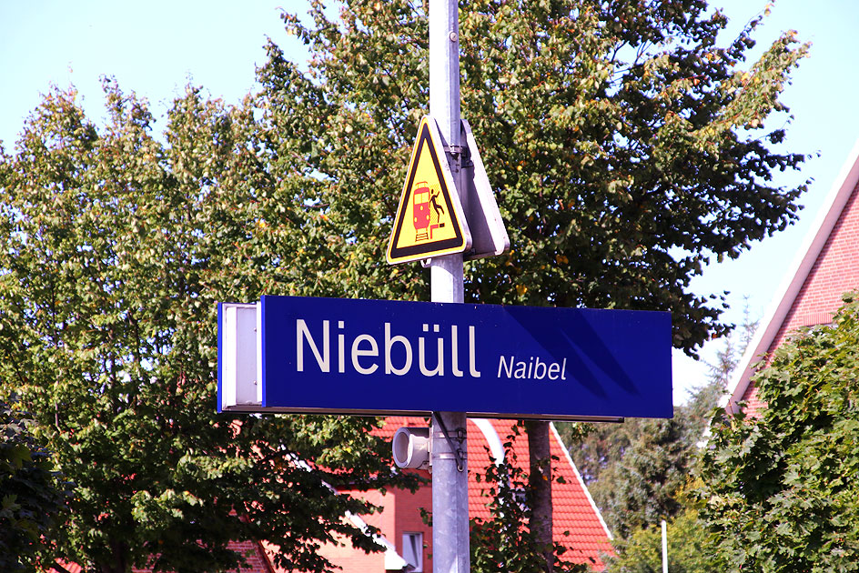 Ein Bahnhofsschild im Bahnhof Niebüll auf friesisch Naibel