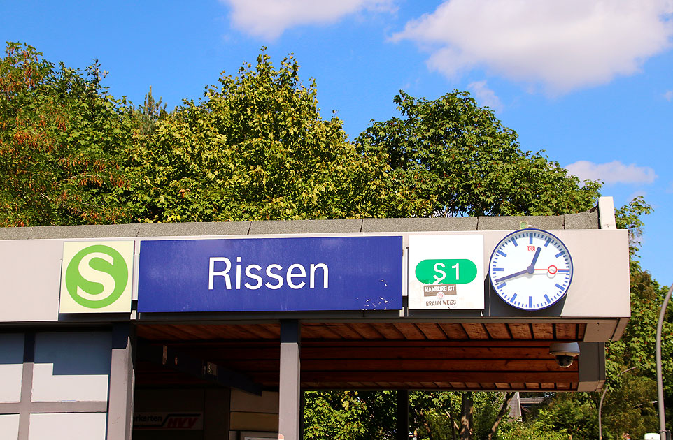 Ein Bahnhofsschild vom Bahnhof Rissen in Hamburg