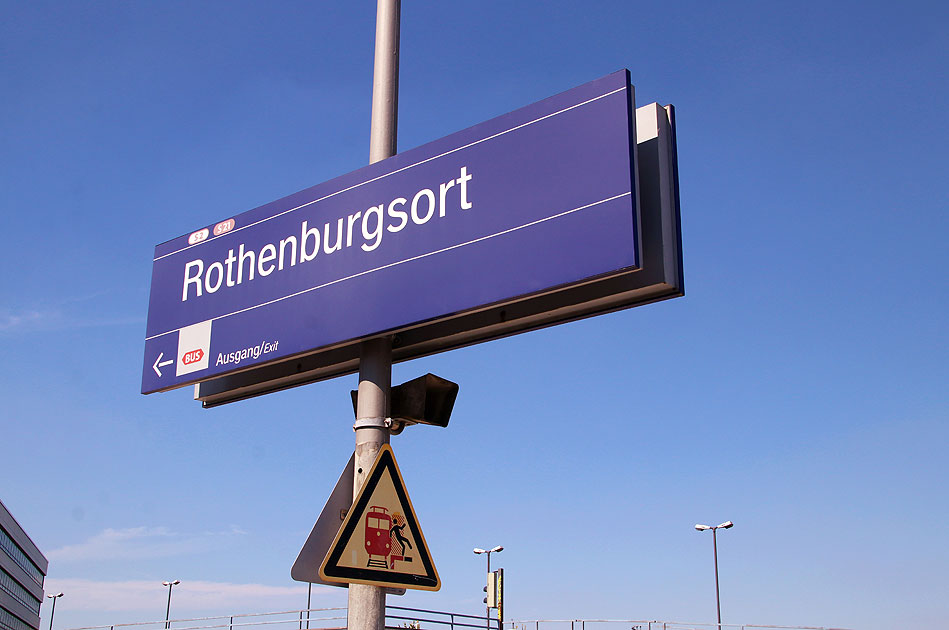 Ein Bahnhofsschild vom Bahnhof Rothenburgsort