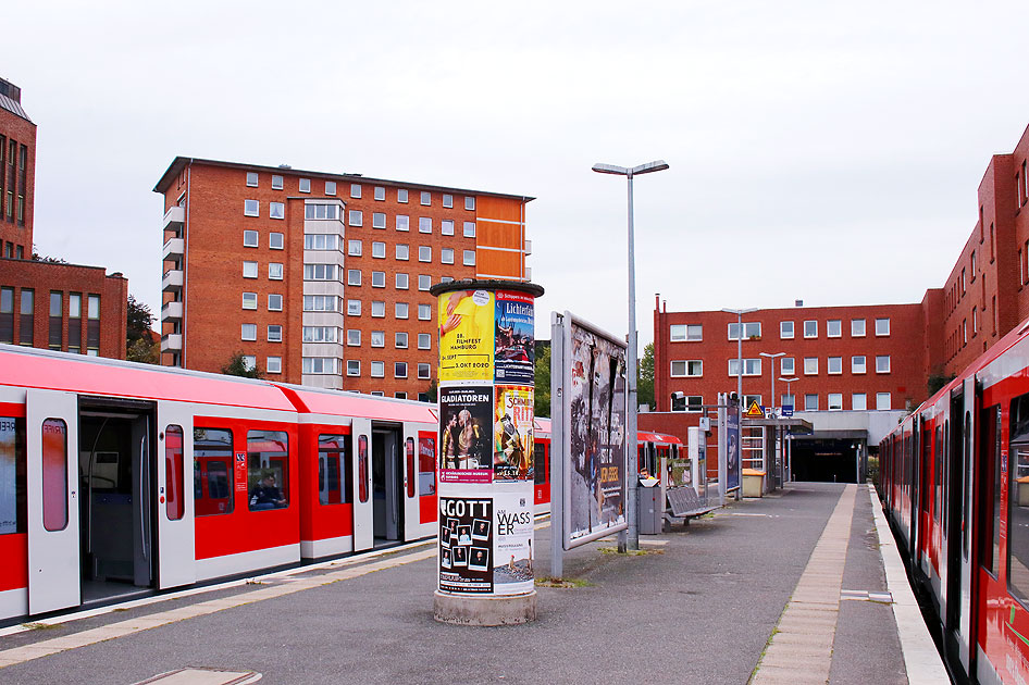 Der Bahnsteig vom Bahnhof Wedel der Hamburger S-Bahn