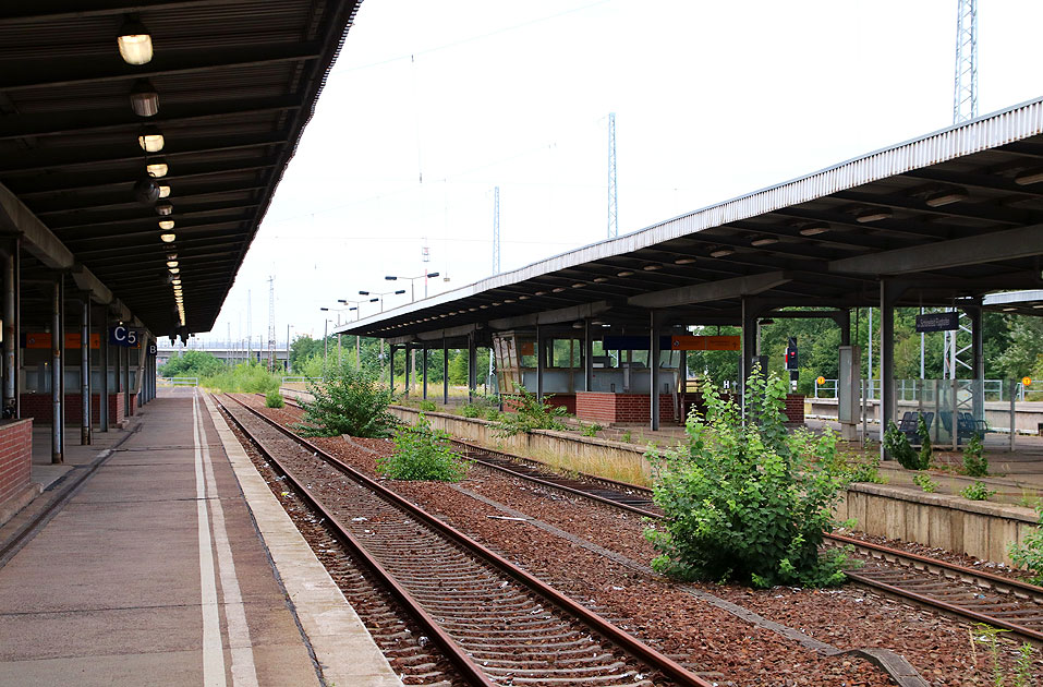 Ein Bahnsteig im Bahnhof Flugafen Berlin-Schönefeld