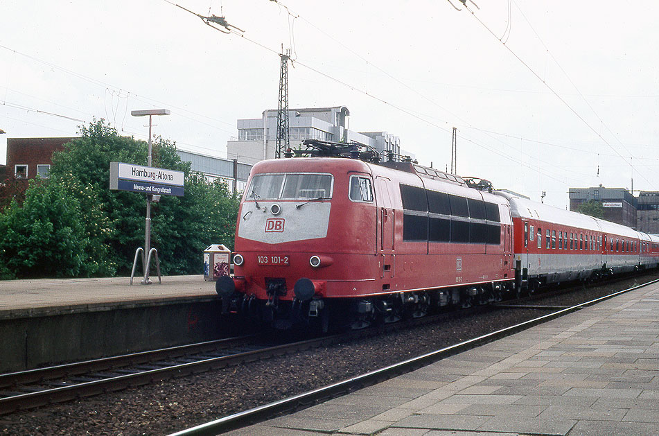 Eine Lok der Baureihe 103 im Bahnhof Hamburg-Altona