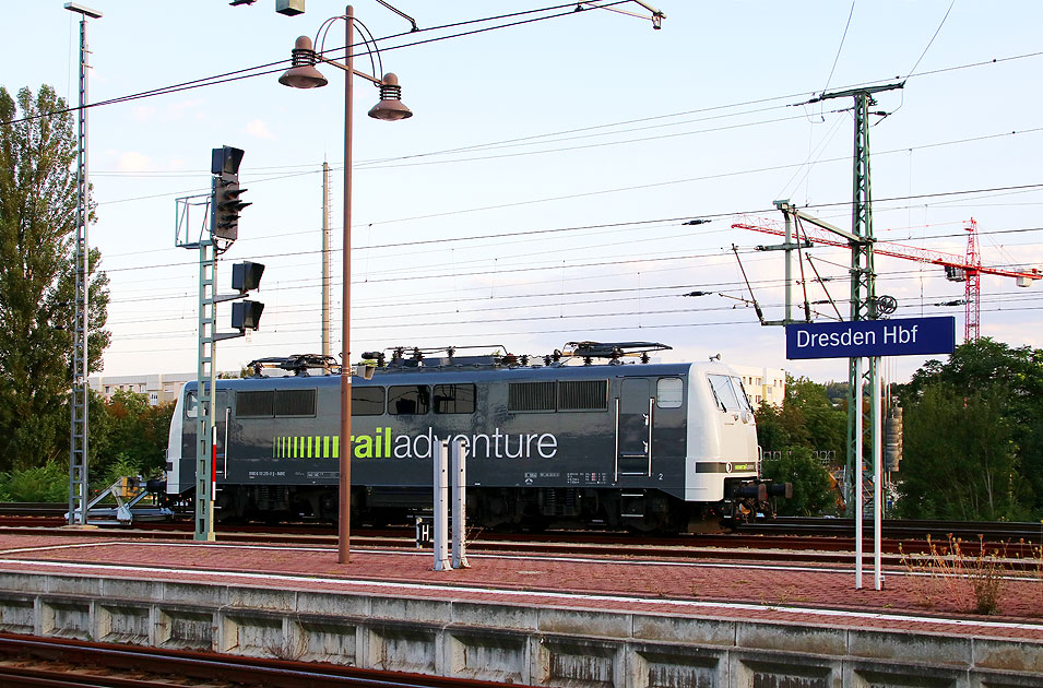 Eine Lok der Baureihe 111 von Railadventure in Dresden Hbf