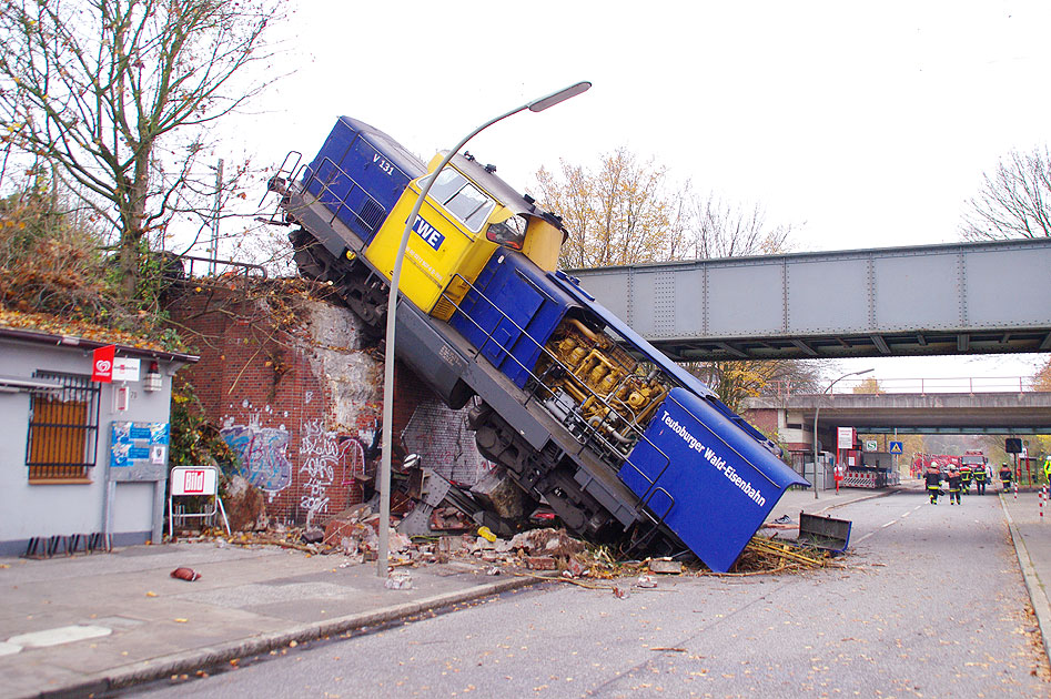 In Hamburg stürzte die TWE Lok 131 ab - abgestürzte Lok