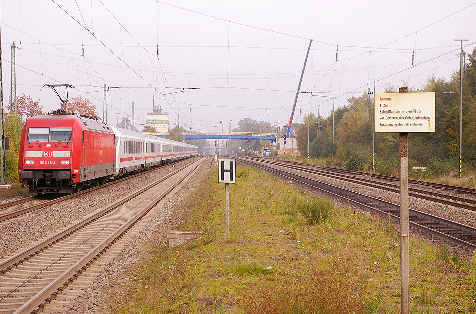 Eine Lok der Baureihe 101 im Bahnhof Tostedt