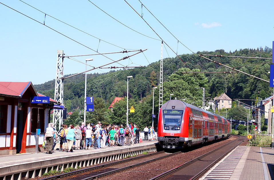 Eine S-Bahn im Bahnhof Königstein (Sächsische Schweiz) nach Dresden und Meißen - die S-Bahn ist beliebt bei Wanderern