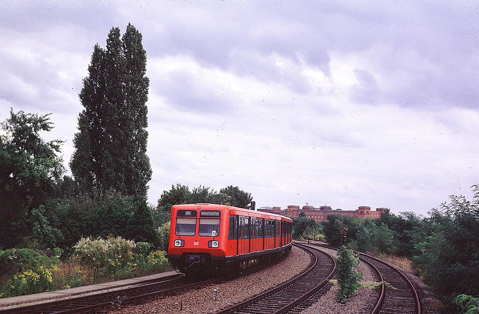 Eine Berliner S-Bahn der Baureihe 485 im Bahnhof Papestraße heute Südkreuz