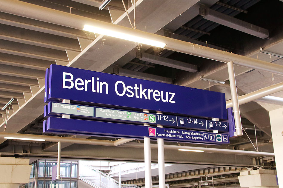 Ein Bahnhofsschild vom Bahnhof Berlin Ostkreuz in Ostberlin