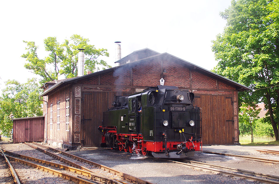 Der Lößnitzdackel: Dampflok in Radeburg vor dem Lokschuppen beim Wasser fassen