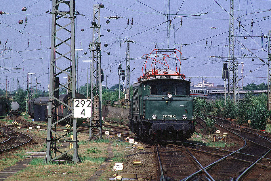 DB Baureihe 194 - das deutsche Krokodil - im Bahnhof Hamburg-Altona