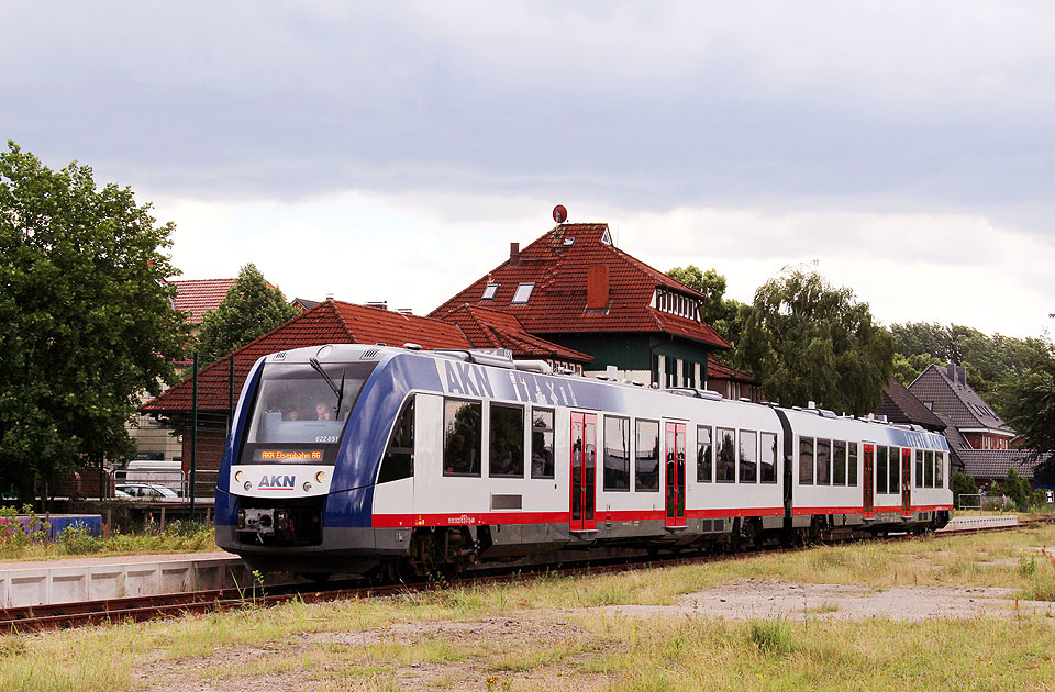 Ein AKN-Lint-Triebwagen im Bahnhof Geesthacht