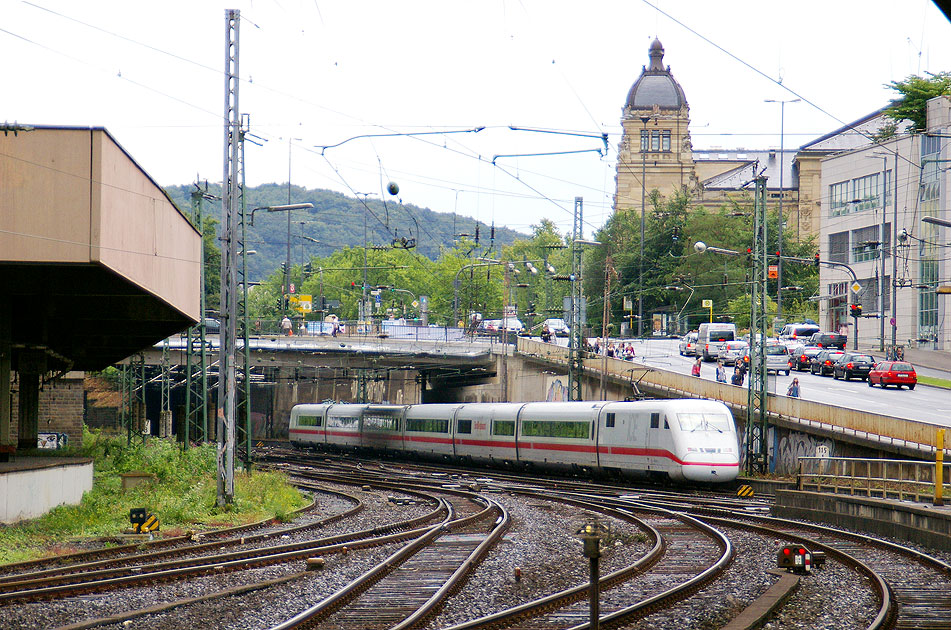 Ein ICE 2 der Baureihe 402 im Bahnhof Wuppertal Hbf